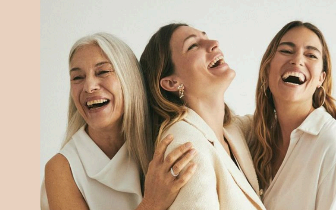 Três mulheres sorrindo juntas, celebrando o encontro do Radar Style & Soul